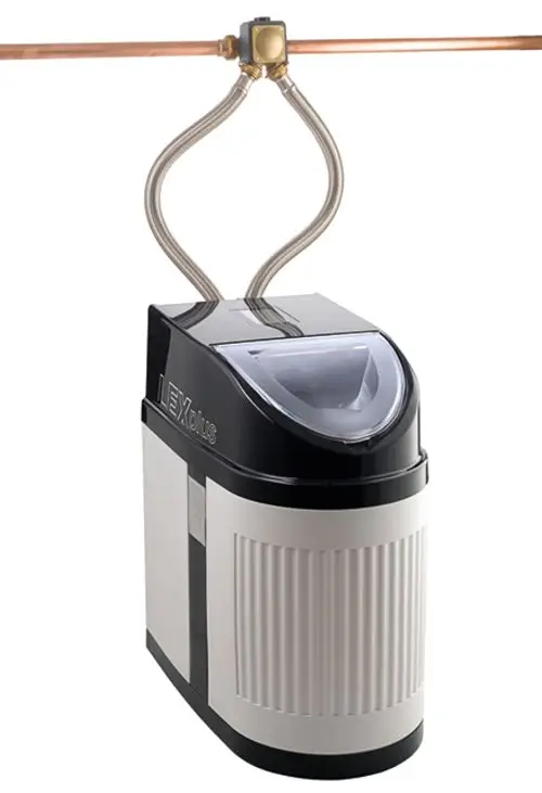 Syr Wasserenthärtungsanlage in kompaktem Design, mit Wasseranschlüssen und halbtransparentem Behälter an oberer Seite, zur Installation in Hauswasserleitungen.